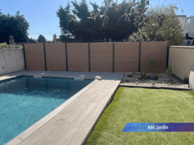 Aménager votre bord de piscine avec une clôture composite beige