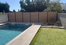 cloture-composite-brise-vue-beige-installee-au-bord-piscine-porto