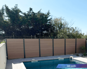 Aménager votre bord de piscine avec une clôture composite beige