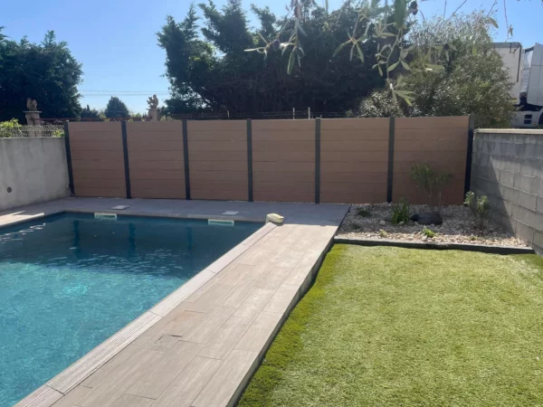 cloture-composite-brise-vue-beige-installee-au-bord-piscine-porto