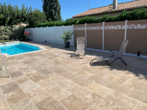 Clôture composite beige occultante avec impression tropical idéal pour maison proche de la mer