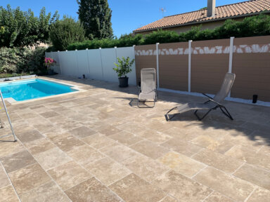 Clôture composite beige occultante avec impression tropical idéal pour maison proche de la mer