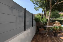 cloture-composite-brise-vue-gris-sur-muret-porto