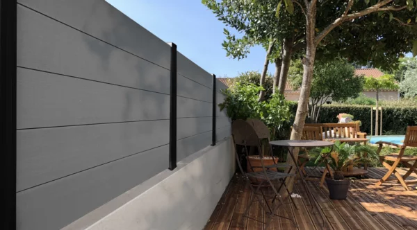 cloture-composite-brise-vue-gris-sur-muret-porto