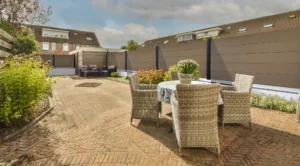 cloture-composite-brise-vue-sable-installee-terrasse-porto