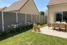 Clôture en composite à lames horizontales occultantes installée dans un jardin de maisons de lotissement