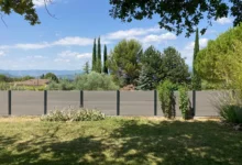 cloture-composite-gris-porto-installation-comprise
