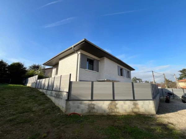 cloture-composite-gris-sur-muret-en-escalier-5