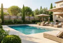 clôture composite beige ajourée avec une impression personnalisée soleil dans le jardin d'une propriété haut de gamme