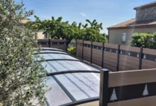 Clôture occultante autour d'une piscine personnalisée avec des motifs sapins