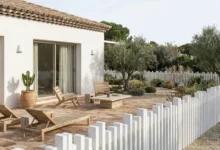 clôture très ajourée à lames verticales prés d'une terrasse de style balinais