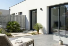 Clôture séparative grise prés d'une maison récente