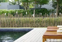 Clôture irrégulière Abysse en PVC imitation bois