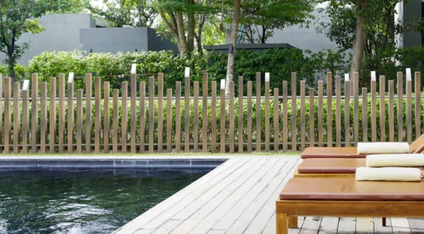 Clôture irrégulière Abysse en PVC imitation bois