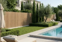 clôture haut de gamme à lames verticales effet bois installée autour d'une piscine