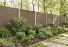 Clôture bois installée prés d'une forêt