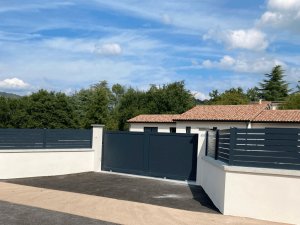 Clôture fusion gris anthracite avec portail
