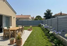 clôture grise dans le jardin d'une maison de lotissement