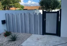 Réalisation client La Clôture Française avec clôture Sirus grise à lames verticales asymétriques et portillon assorti