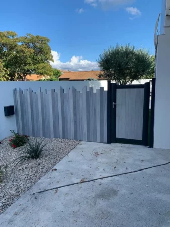 Réalisation client La Clôture Française avec clôture Sirus grise à lames verticales asymétriques et portillon assorti