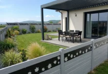 clôture décorative grise posée autour d'une maison