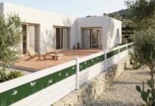 clôture légèrement ajourée avec une impression de décor papillons sur un fond vert