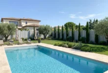 Palissade à lames verticales totalement occultante prés d'une piscine