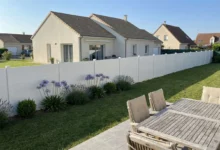 clôture en pvc blanche, totalement occultante dans un jardin