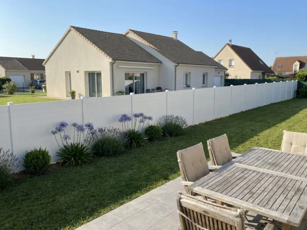 clôture en pvc blanche, totalement occultante dans un jardin