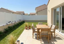 clôture en pvc blanche totalement occultante pour une séparation entre voisins