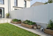 clôture occultante pour séparer le jardin de maisons mitoyennes
