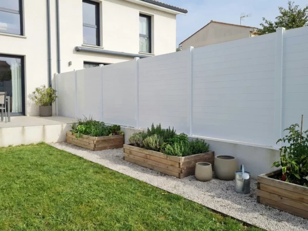clôture occultante pour séparer le jardin de maisons mitoyennes