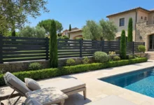 Clôture en PVC plaxé gris anthracite au bord d'une piscine style méditerranéen