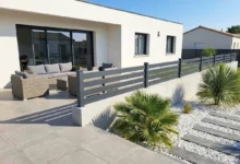 Clôture en PVC plaxé gris anthracite sur muret d'une terrasse moderne