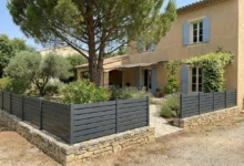 clôture ajourée de type persienne, aménagée dans le jardin d’une bastide de style provençal.