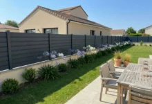clôture persienne tendance installée autour du jardin d'une maison neuve
