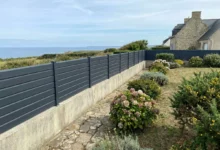 clôture persienne moderne qui laisse passer le vent prés de l'océan