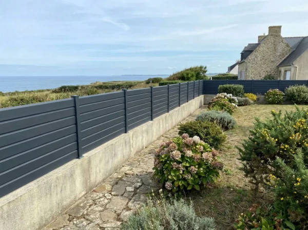 clôture persienne moderne qui laisse passer le vent prés de l'océan