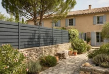 clôture séparative entre deux jardins au sein d’une propriété de style provençal