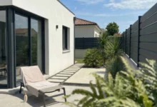 clôture moderne gris anthracite installée le long d’une maison contemporaine avec terrasse