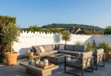 clôture brise vue autour d'un salon de jardin dans un esprit guinguette