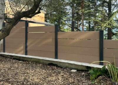 Cl&ocirc;ture en composite beige &agrave; plusieurs niveaux, offrant une finition moderne et &eacute;l&eacute;gante, id&eacute;ale pour pr&eacute;server l&rsquo;intimit&eacute; dans un jardin ou sur une terrasse.