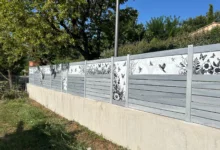 cloture-pvc-ajoure-gris-avec-impression-papillon-virtuose