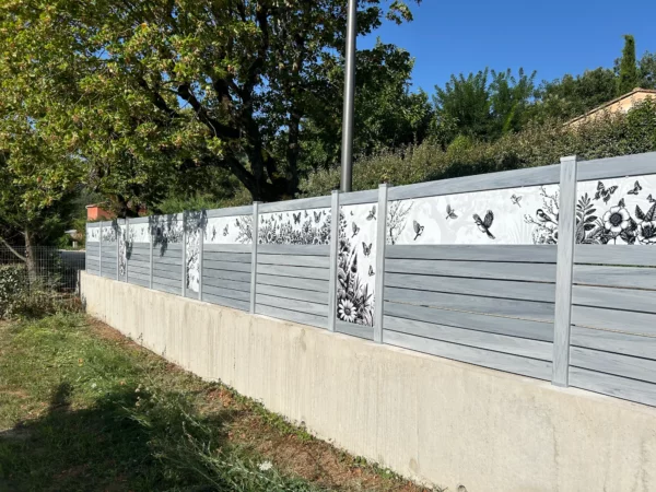 cloture-pvc-ajoure-gris-avec-impression-papillon-virtuose