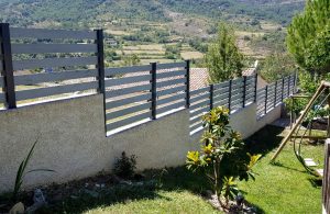 Clôture PVC ajourée Achille 50 coloris gris cérusé avec poteaux gris anthracite