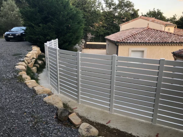 cloture-pvc-ajouree-blanc-avec-courbe-achille
