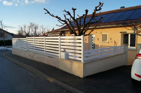 clôture pvc ajourée blanc modèle Barrière réalisée par La Clôture Française