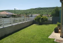 cloture-pvc-ajouree-blanc-espacement-100-sur-muret