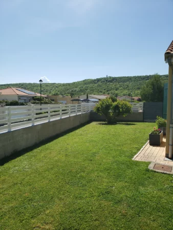 cloture-pvc-ajouree-blanc-espacement-100-sur-muret