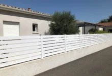 cloture-pvc-ajouree-blanc-espacement-20-chapeau-gris-achille
